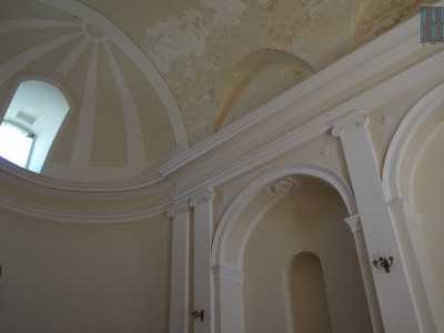Ciascun muro laterale presenta una nicchia sovrastata da un arco a tutto sesto: questi ultimi hanno sulla sommit� una minuta decorazione floreale e sono affiancati da paraste che terminano con capitelli ionici